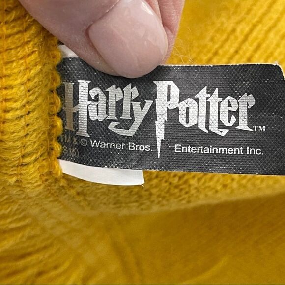 Harry Potter Gold and Black Hufflepuff Neckscarf - Picture 4 of 6